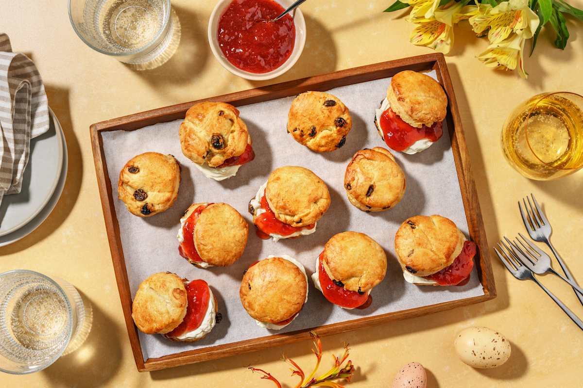 Scones maison garnis de confiture & mascarpone