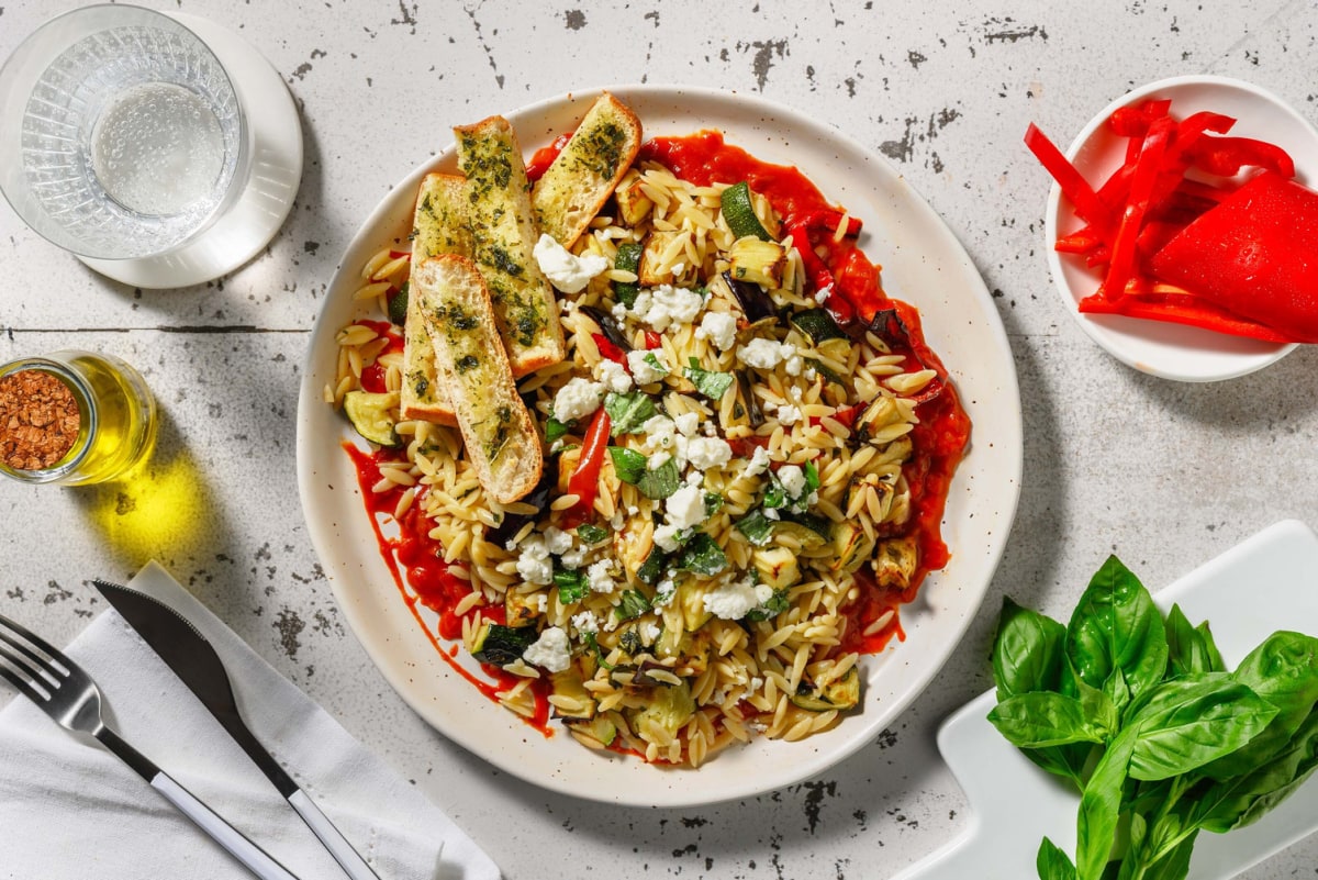 Orzo met geroosterde ratatouille en knoflookbrood