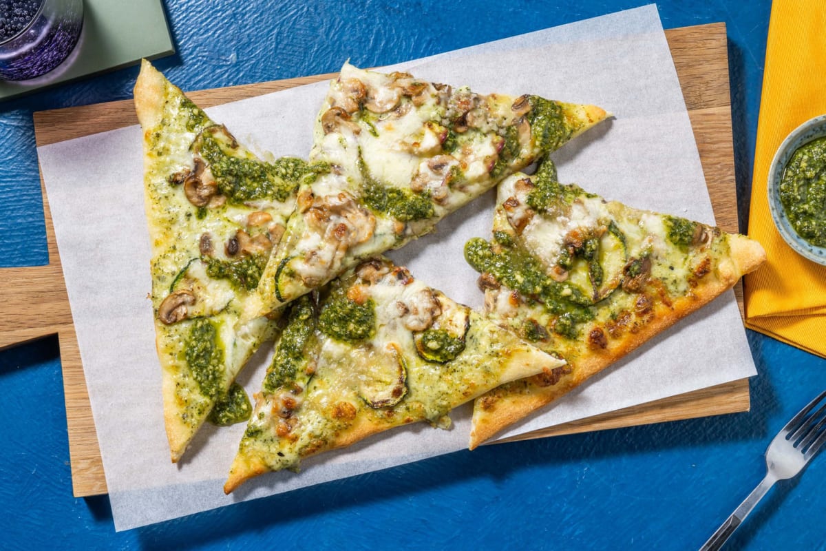 Pizza bianco garnie de courgette et pesto