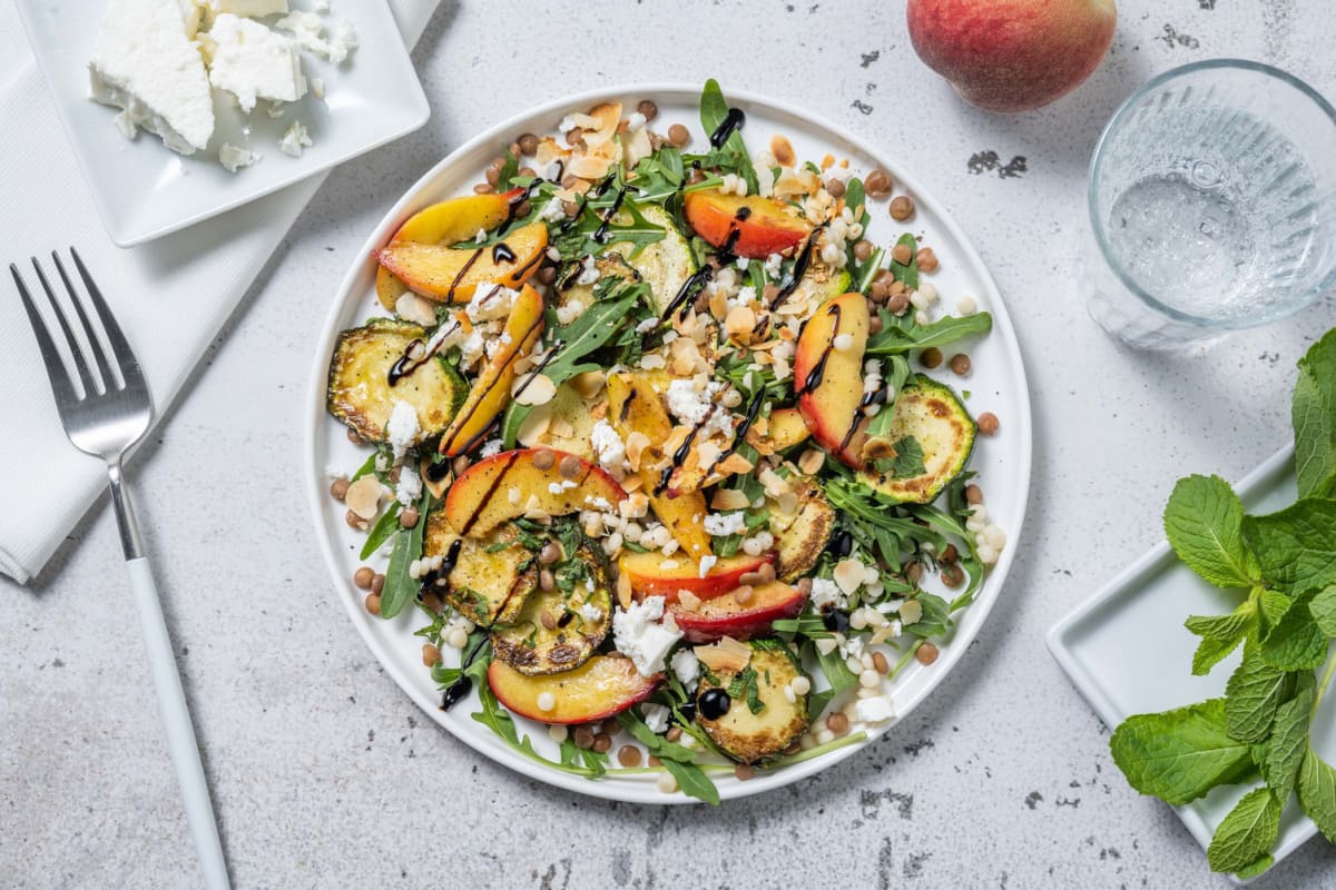 Salade met gebakken perzik en feta