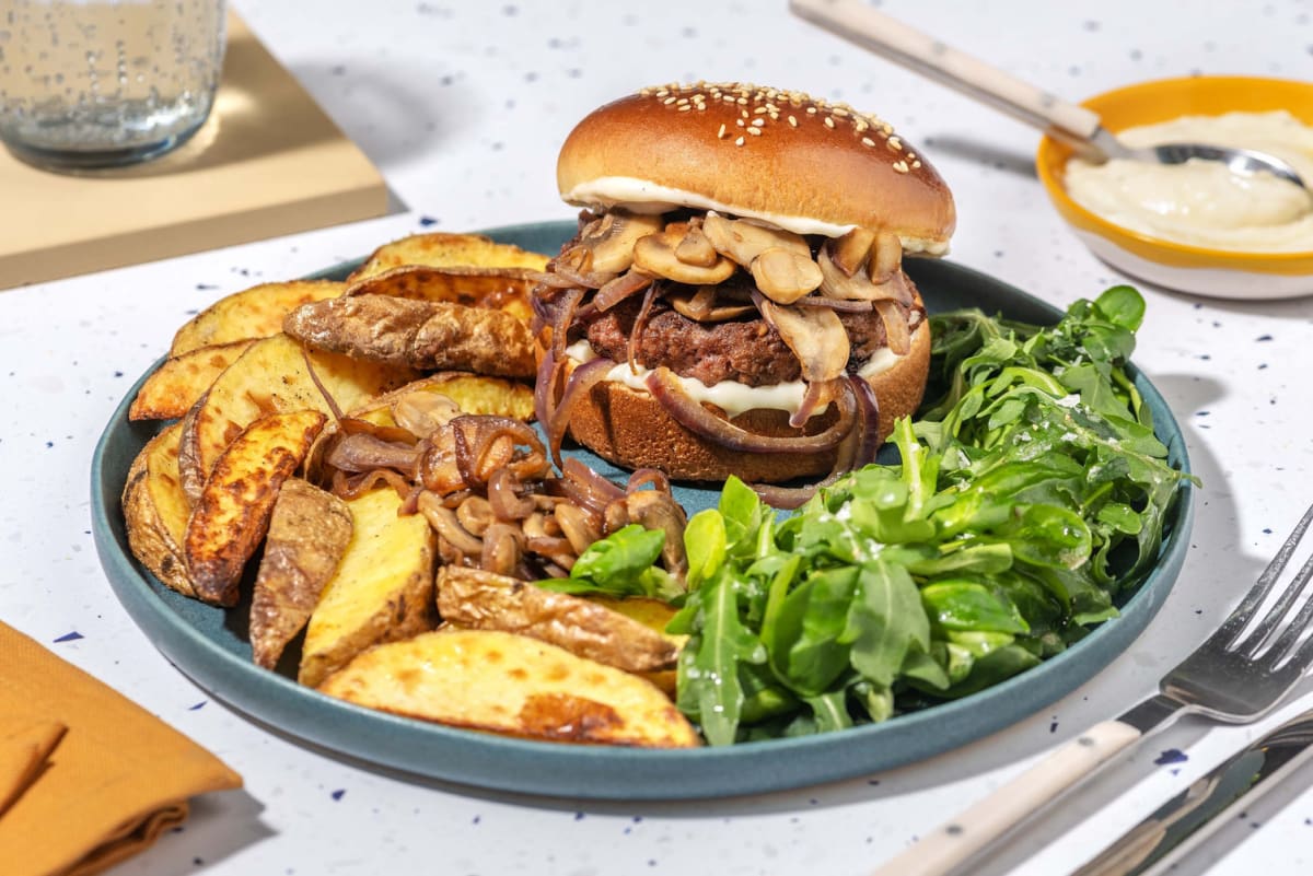 Vegetarische hamburger met gebakken ui en champignons