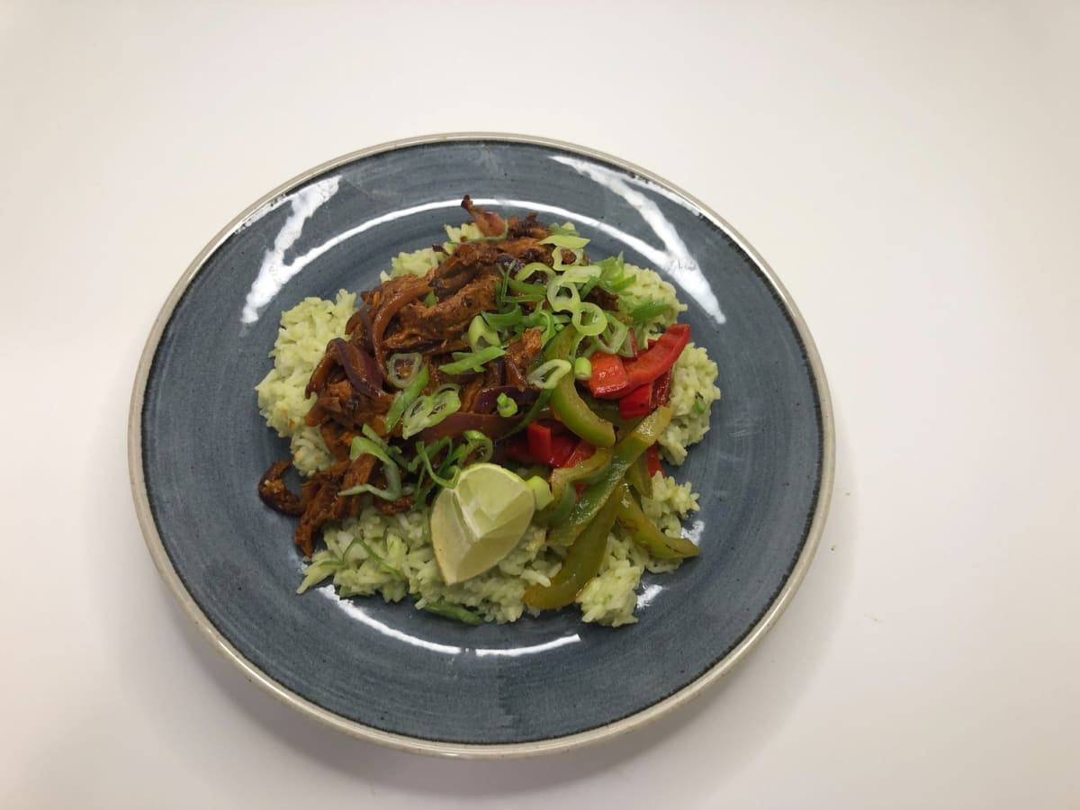 Vegane Pulled Pork-Bowl mit Avocado-Reis