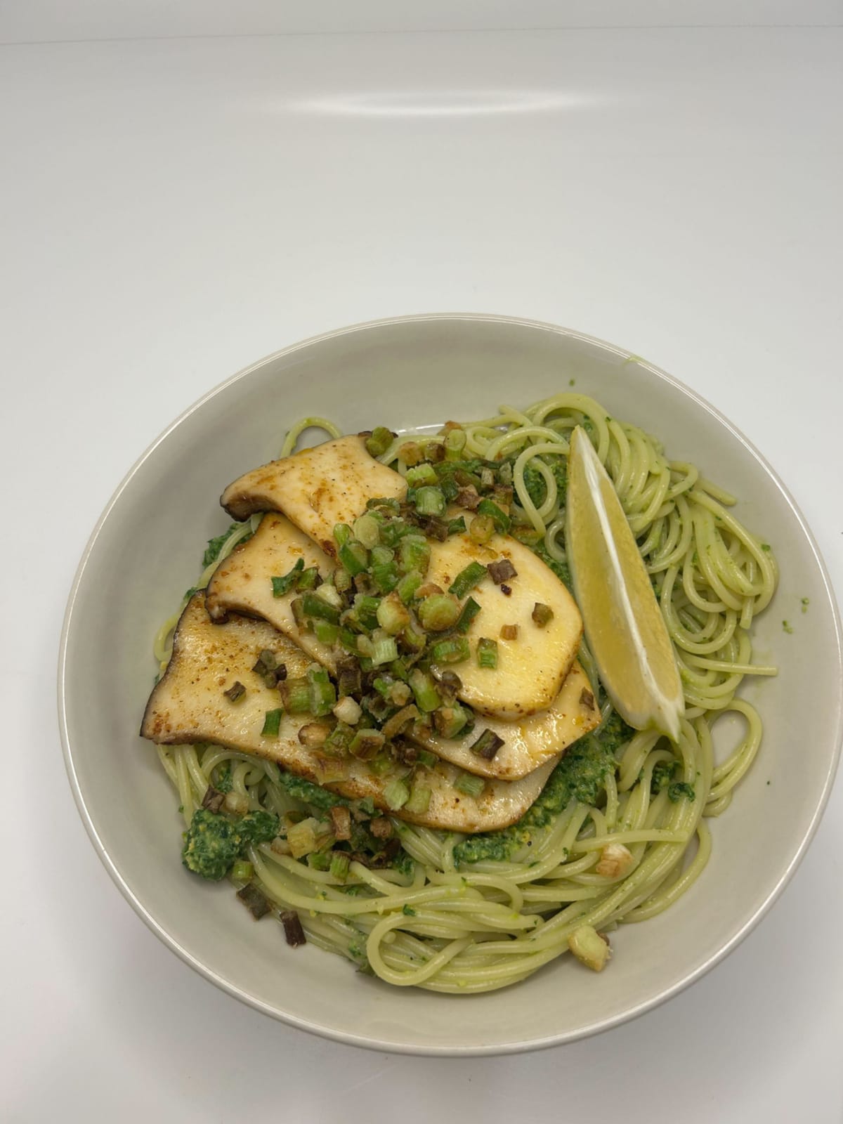 Pasta primavera: Bärlauch-Spaghetti mit Kräuterseitlingen 