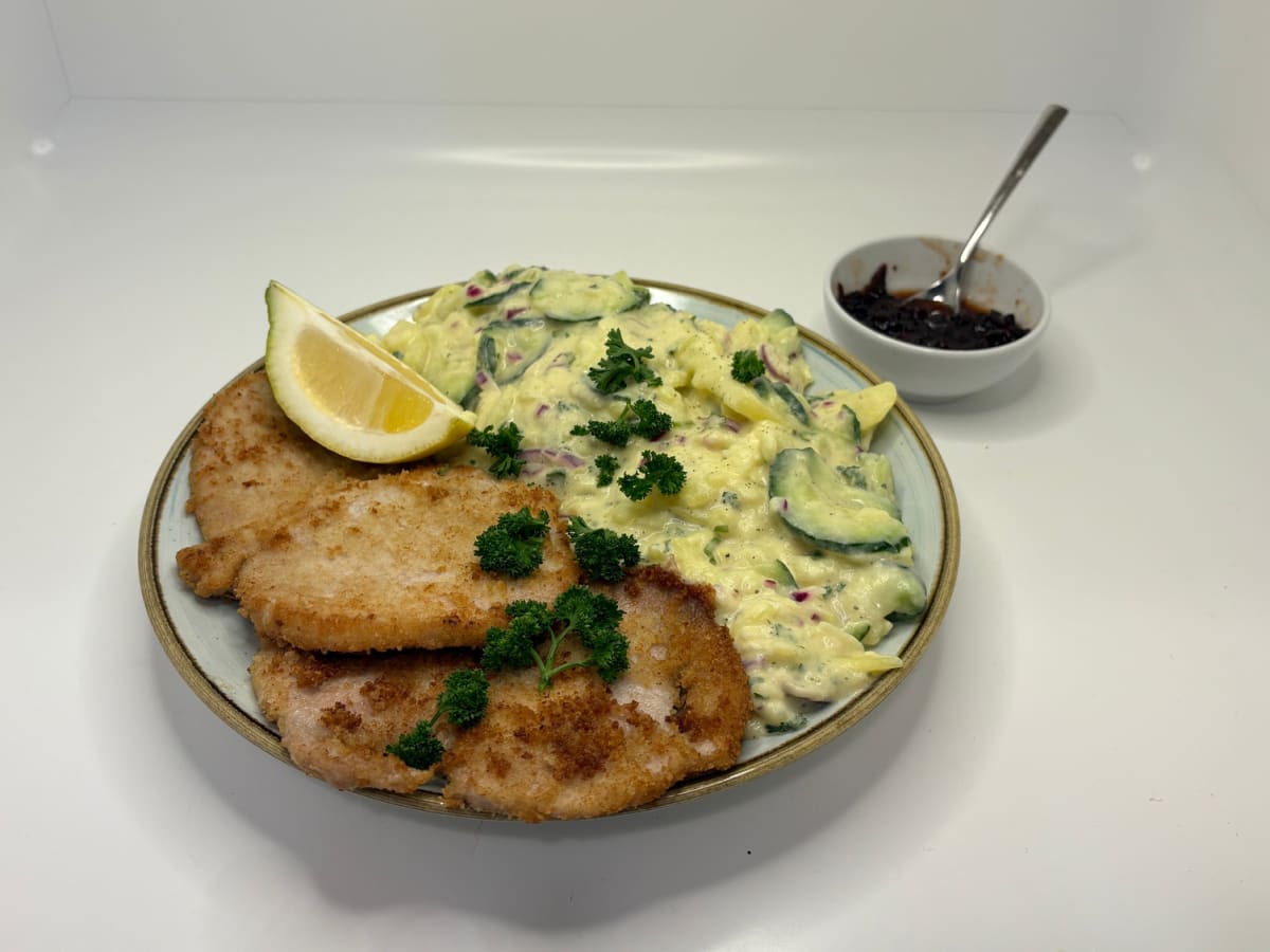 Schnitzel XXL! Mit großem Kartoffelsalat
