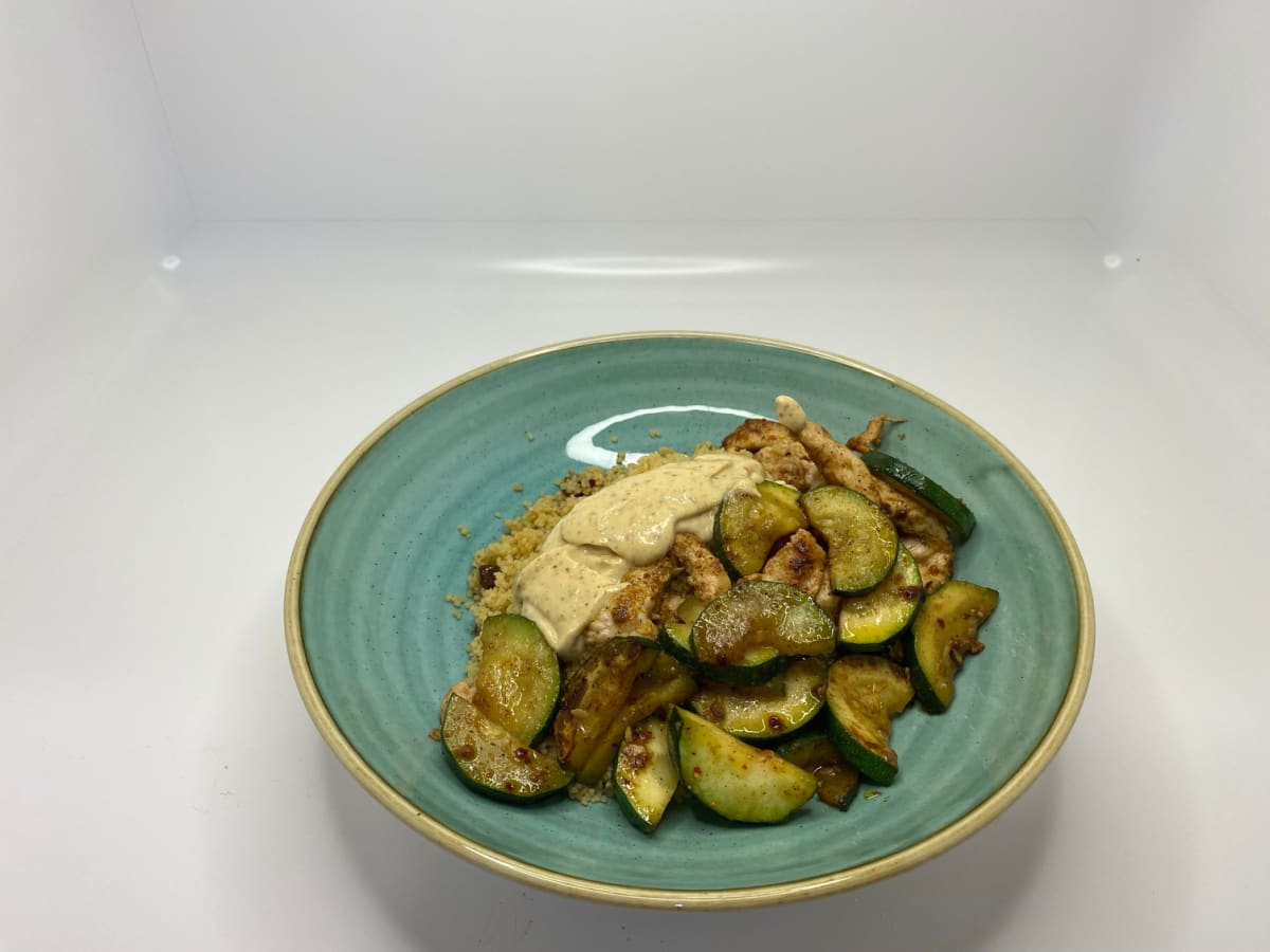 Hähnchen und Gemüse mit Tomatenaioli