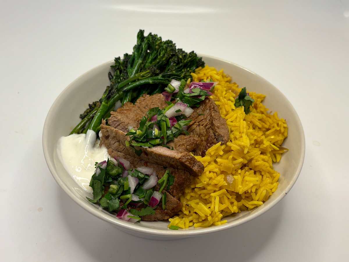 Gelber Reis mit Beefsteak
