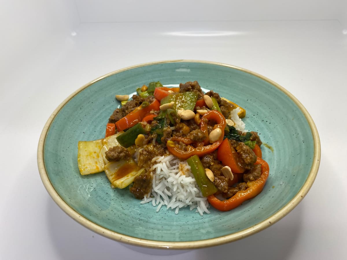 Thailändisches Rotes-Curry-Wok-Gericht