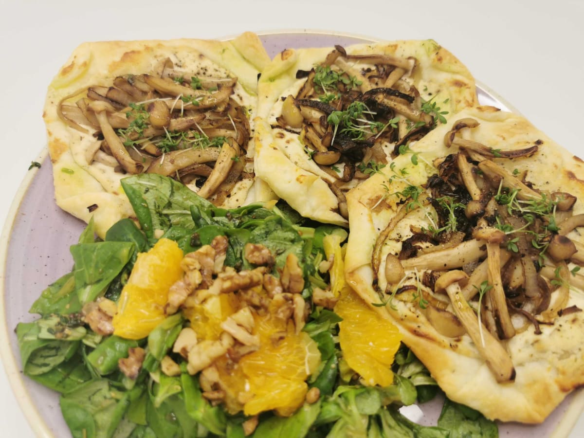 Tartlets mit Ziegenkäse &amp; Buchenpilze Rezept | HelloFresh