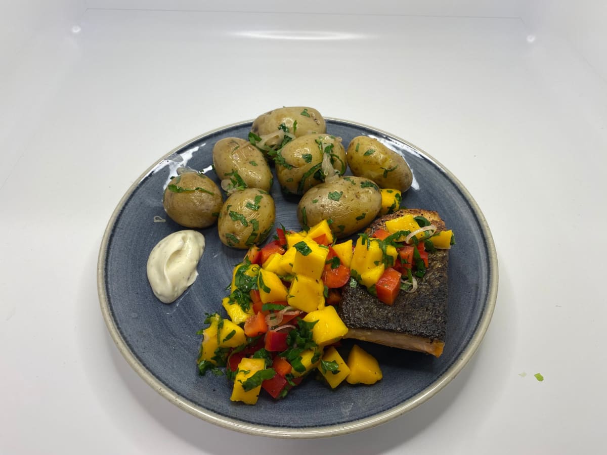 Karibischer Lachs mit Mango-Paprika-Salat