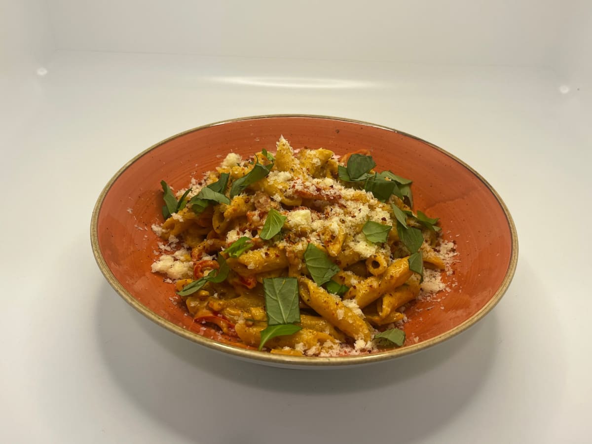 Penne in cremiger Speck-Tomatensoße