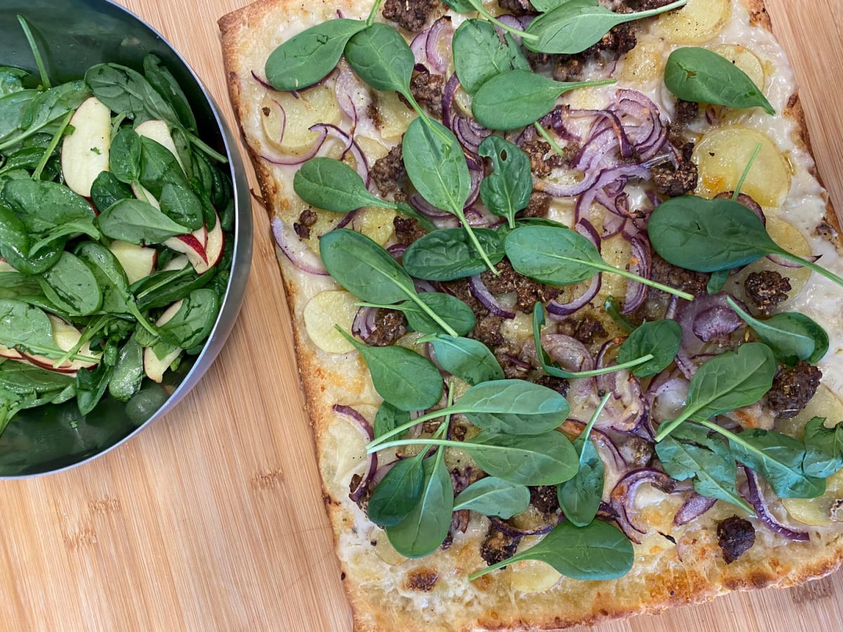Spiced mixed mince white pizza