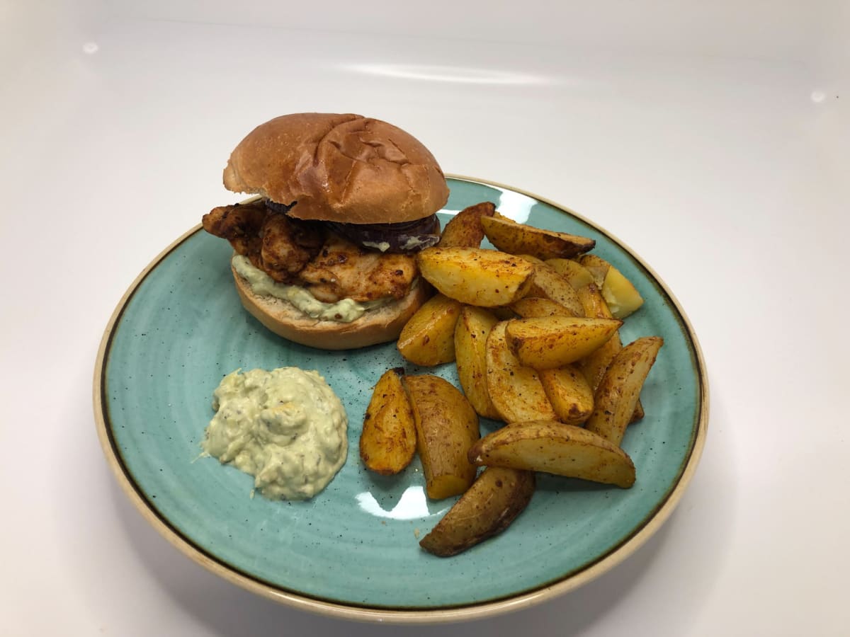 Harissa Chicken Burger! mit Zatar-Dip, Avocado