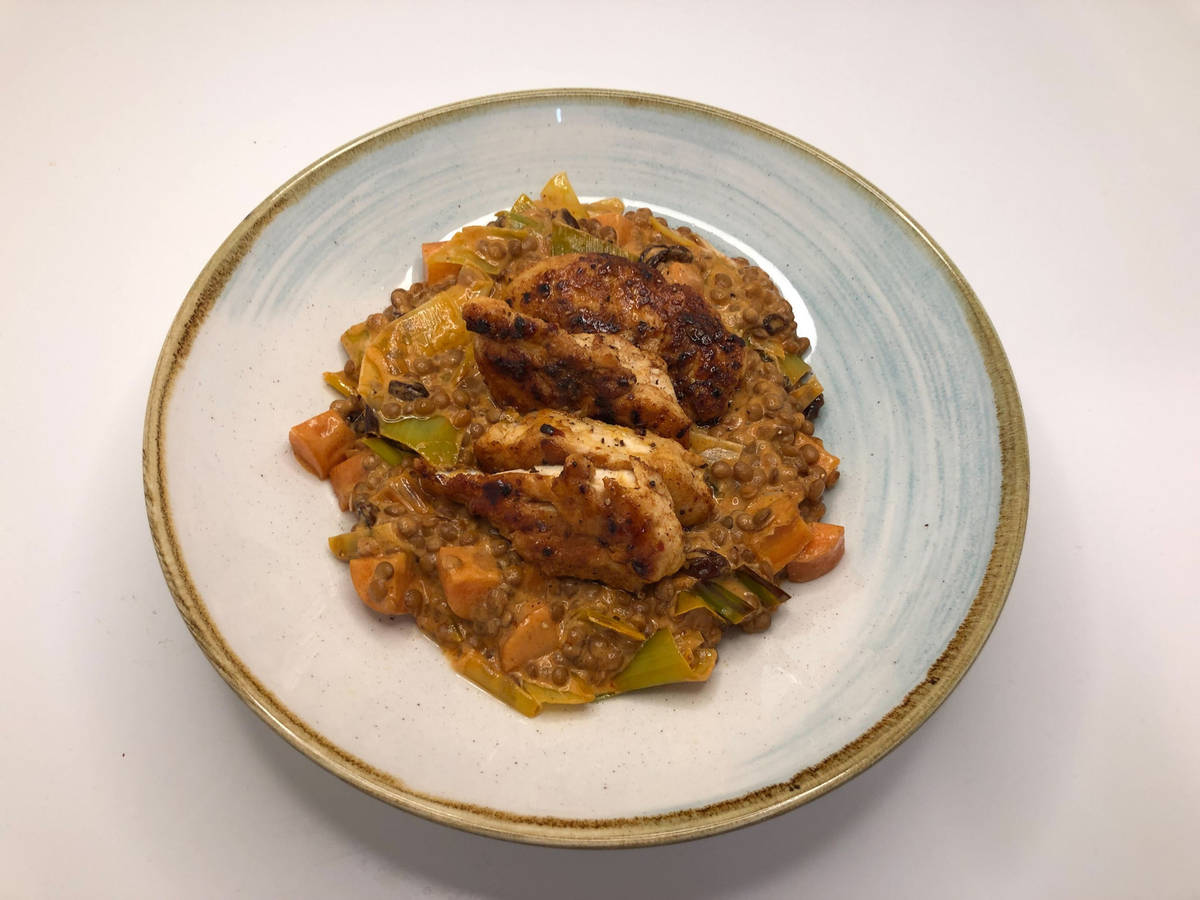 Harissa-Hähnchenfilets auf cremigem Linsengemüse Rezept | HelloFresh Harissa-Hähnchenfilets auf cremigem Linsengemüse Rezept | HelloFresh