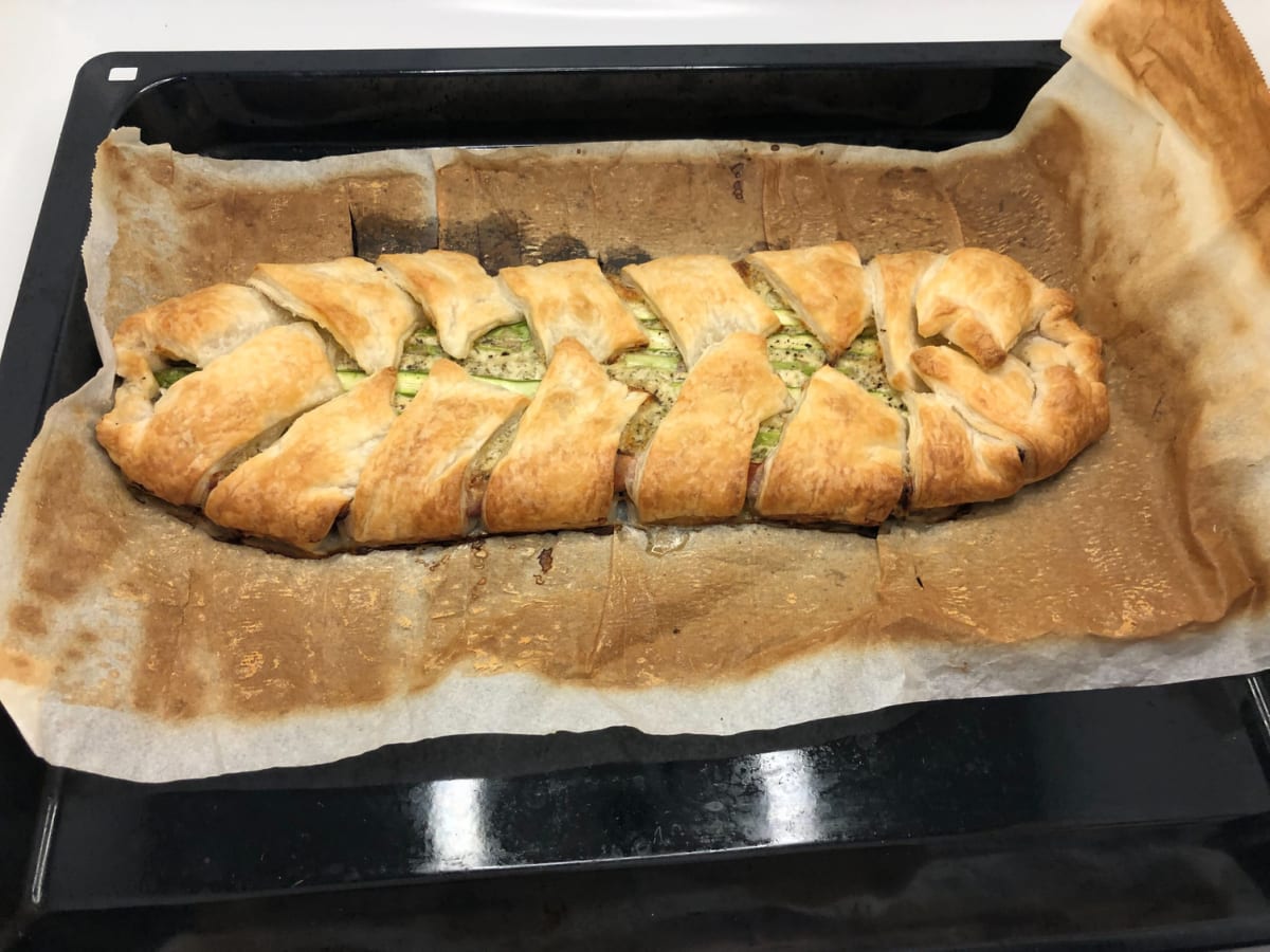 Geflochtener Spargel-Schinken-Strudel