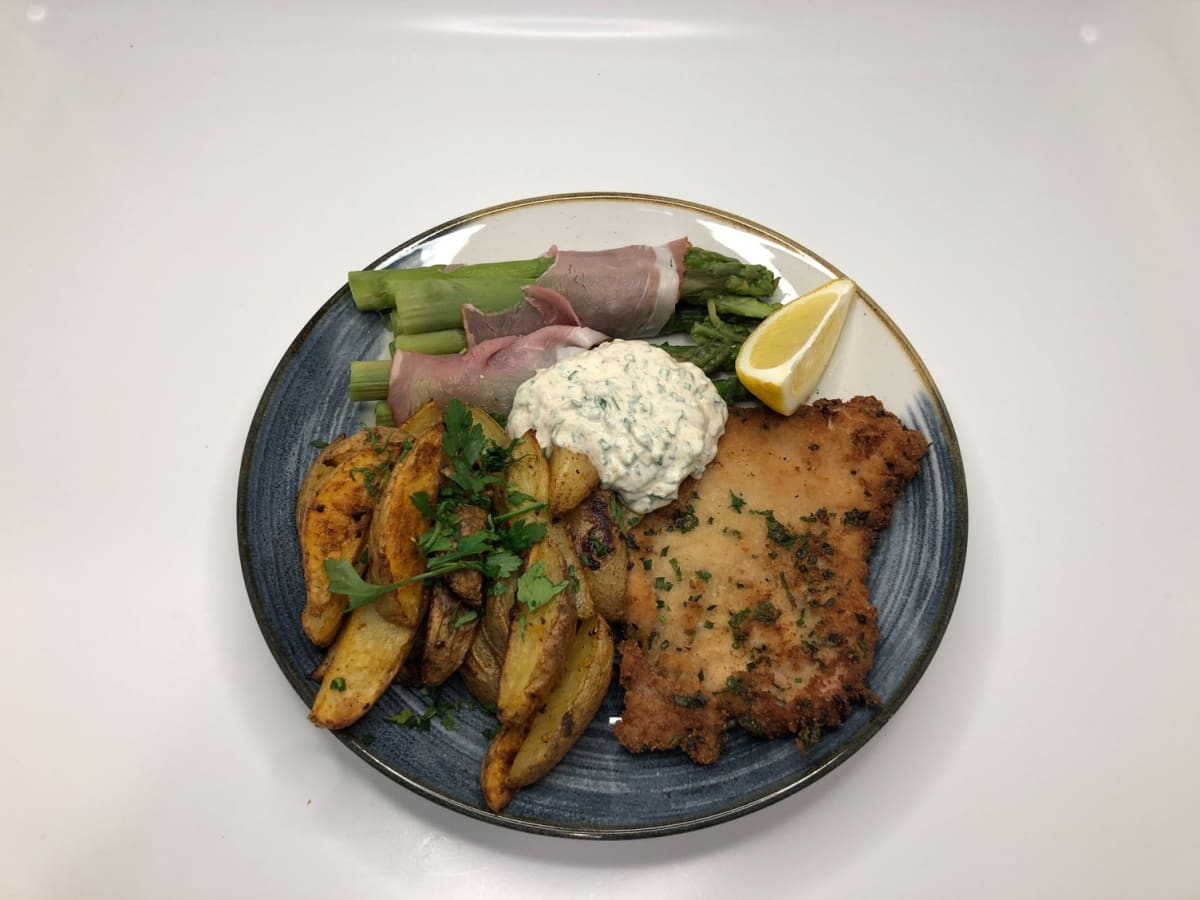 Kräuterschnitzel mit Spargel im Räucherspeck-Mantel Rezept | HelloFresh