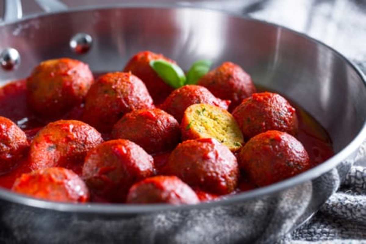 Pallotte cacio e ova al sugo stile abruzzese