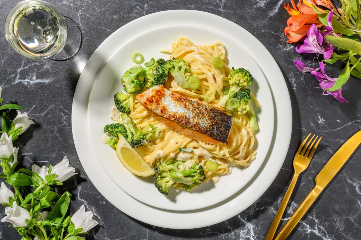 Zartes Lachsfilet auf frischen Linguine