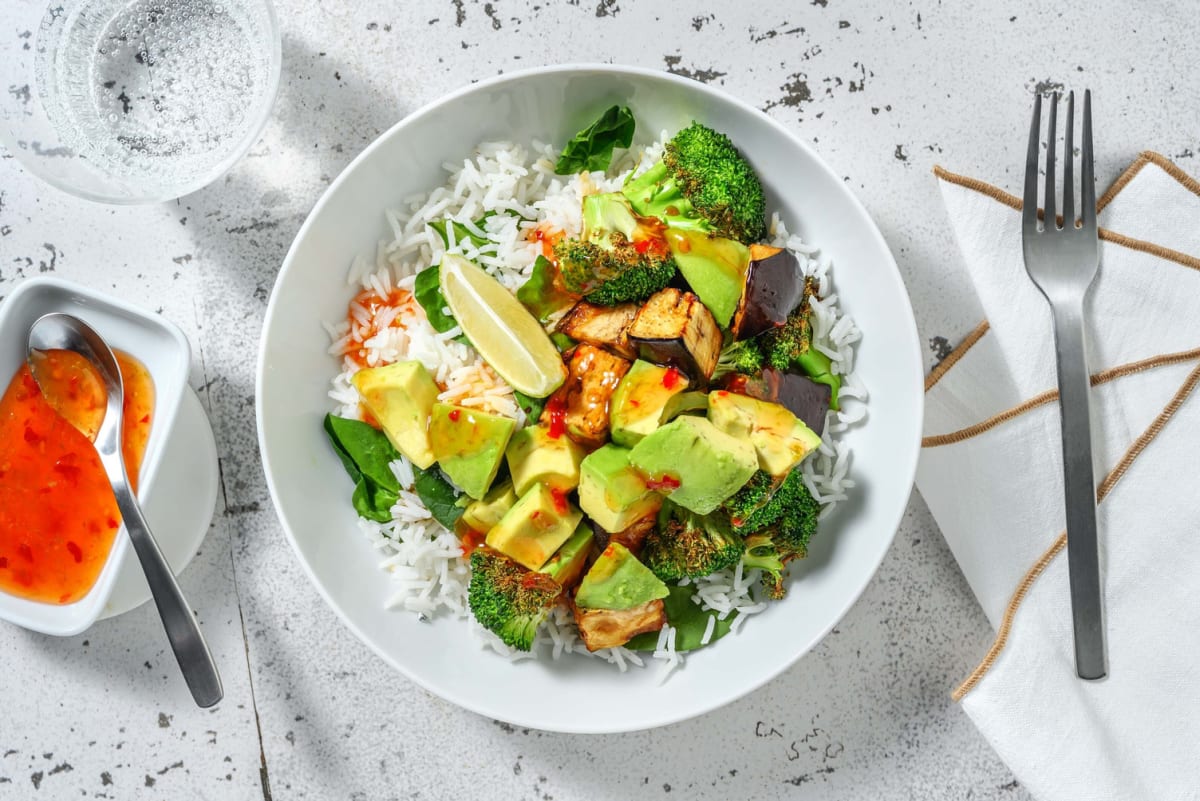 Bowl mit Miso-Aubergine, Avocado und Brokkoli