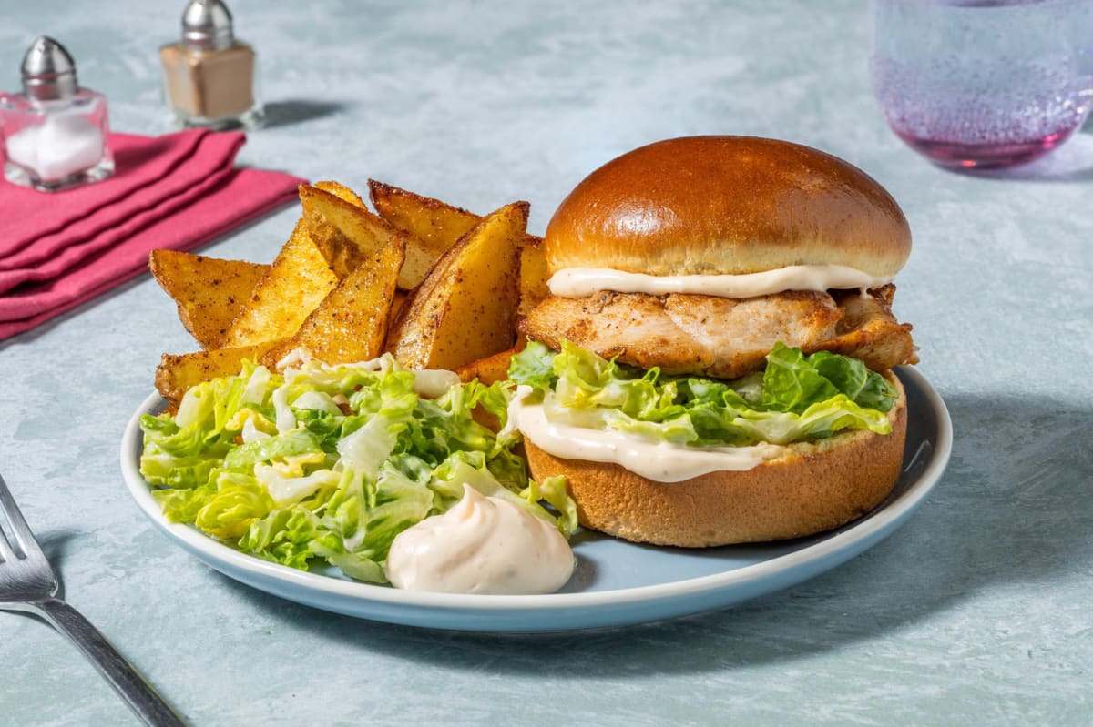 Grillhähnchen-Burger mit Kartoffelspalten