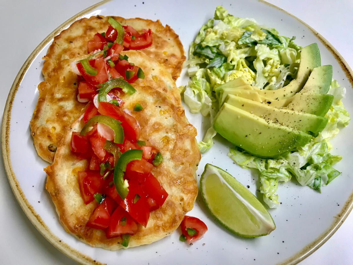 Tex-Mex-Konfetti Pancakes mit Tomaten-Salsa Rezept | HelloFresh