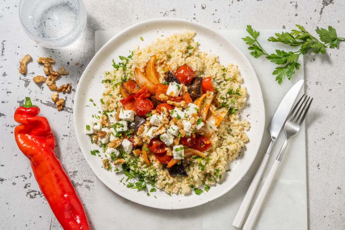 Geschmorte Aubergine auf Bulgur mit Hirtenkäse