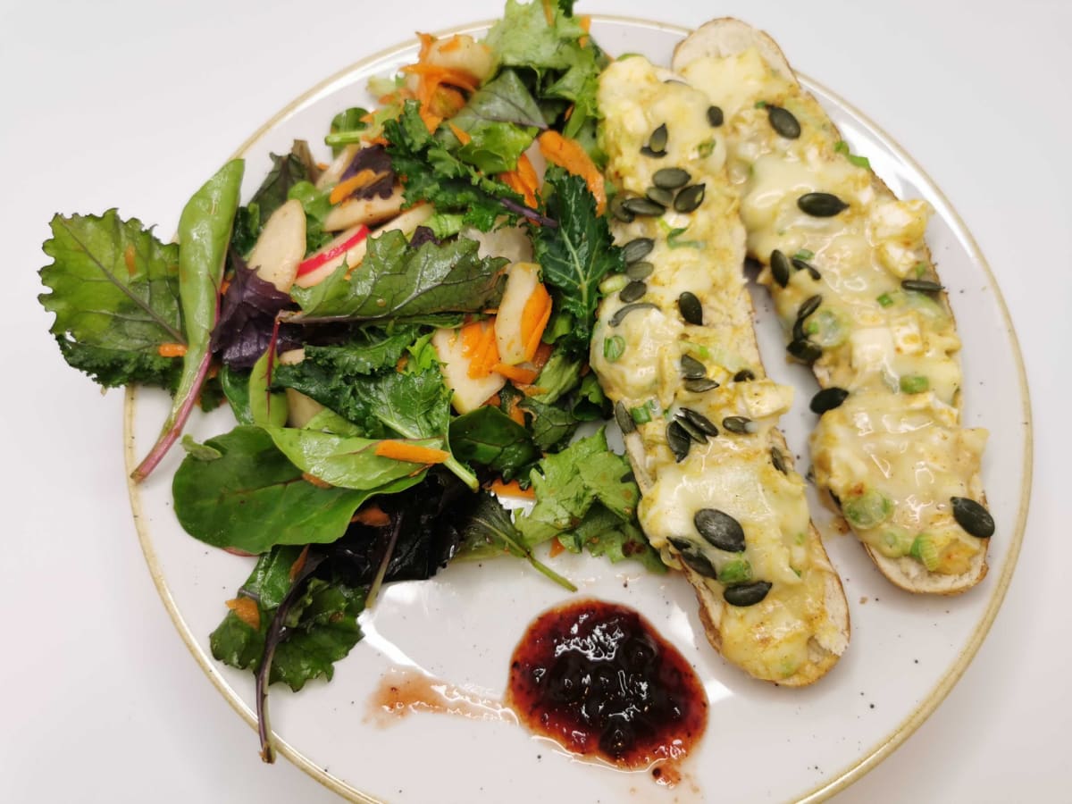 Mit Camembert überbackene Laugenstangen