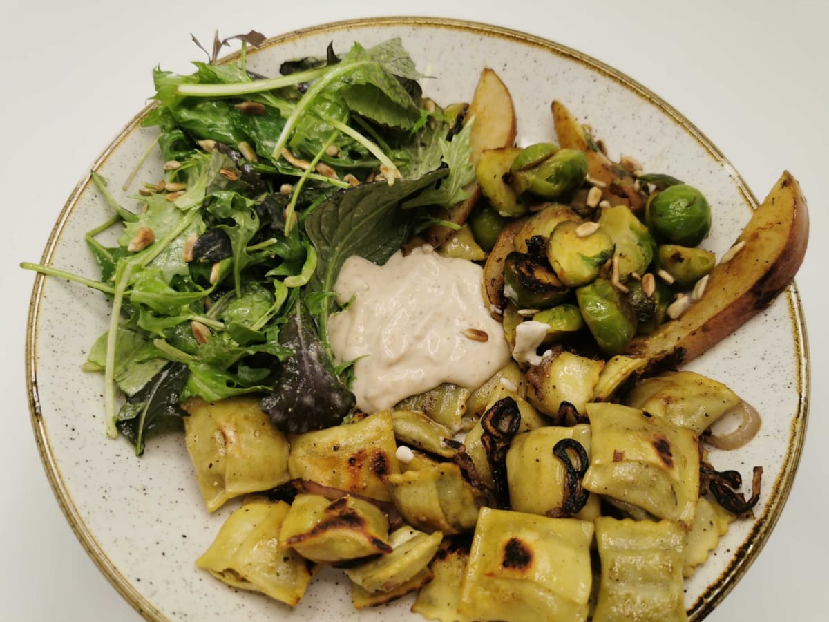 Gebratene Maultaschen auf Rosenkohl-Salat