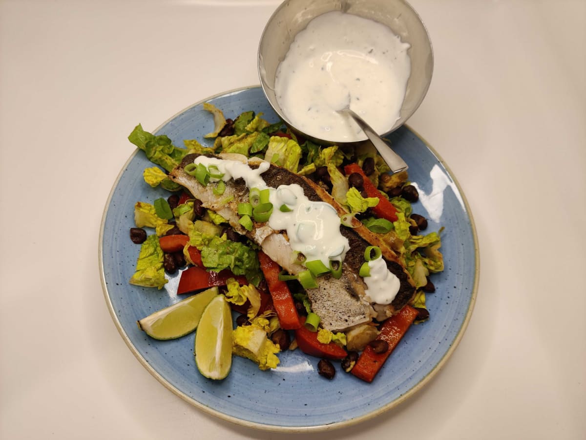 Gebratener Seehecht auf Mexiko-Salat