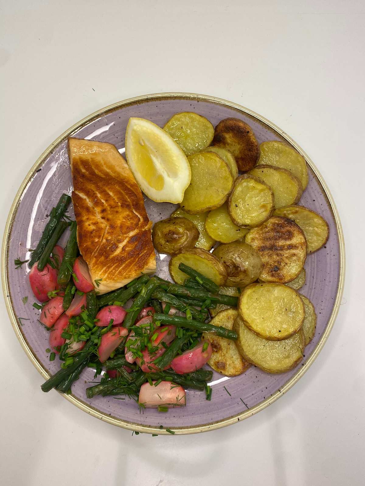 Gebratenes Lachsfilet mit Senfbutter