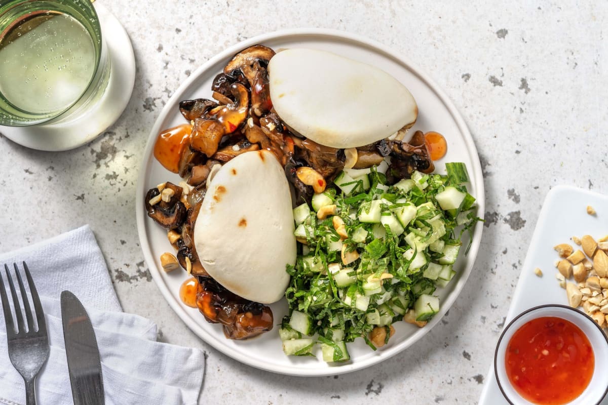 Vegan bao buns gevuld met aubergine en champignons