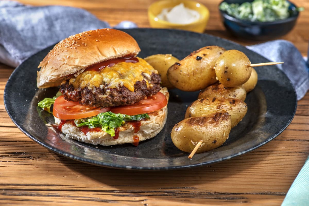 Cheeseburger mit Tomate und Salat