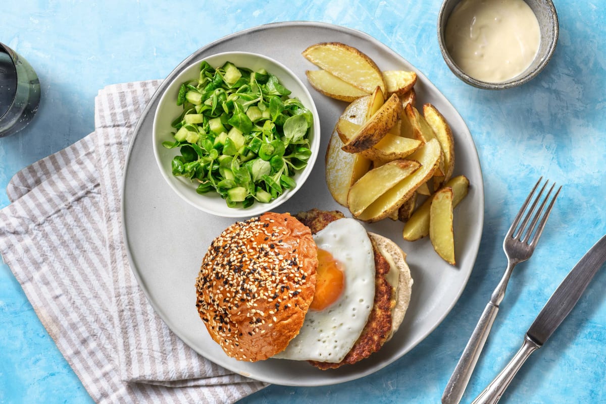 Boekoeloekoeburger op een wortelbroodje