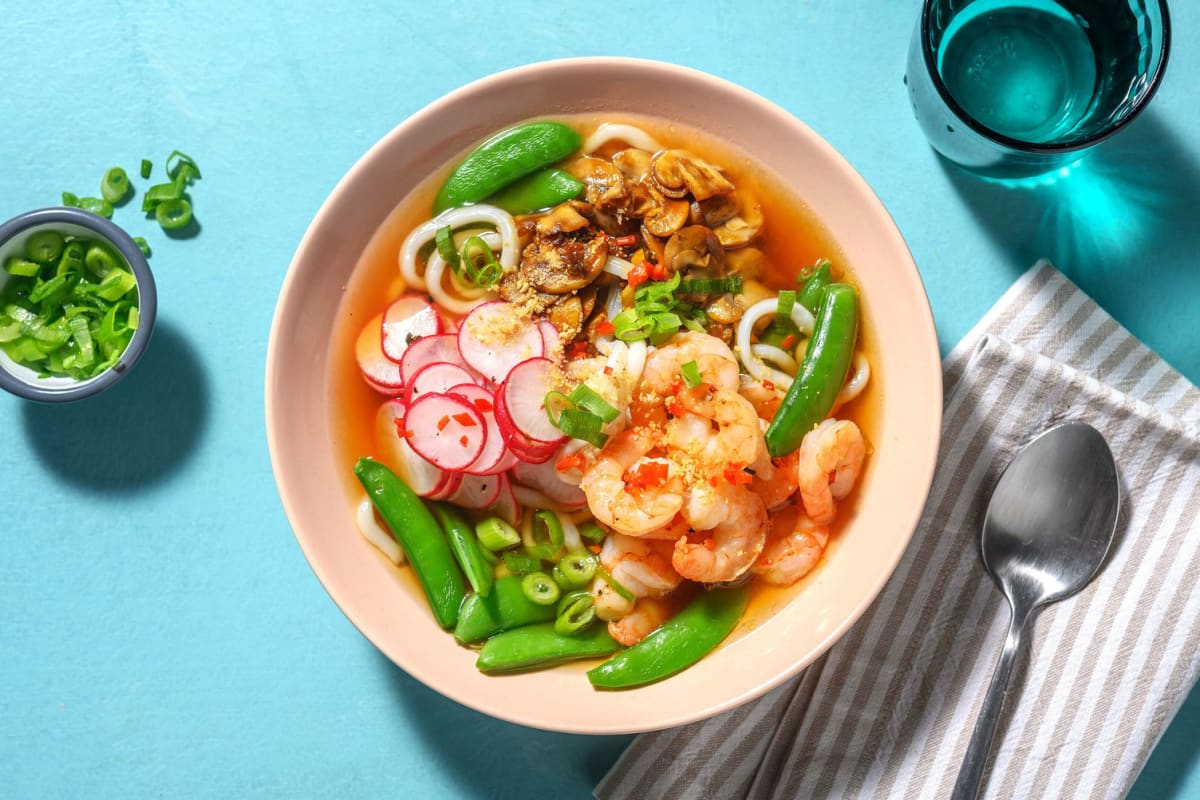 Bowl de soupe de nouilles aux crevettes relevées et sugar snaps