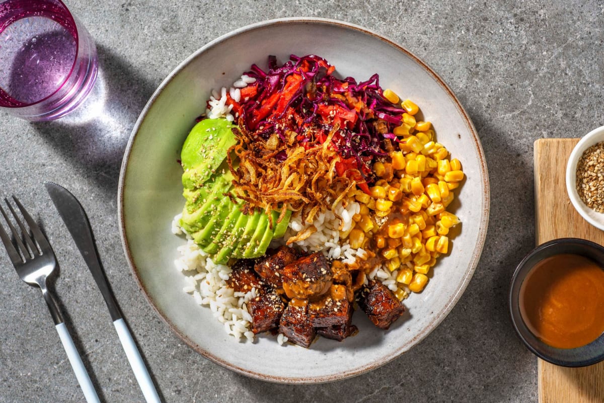 Tempehbowl met zelfgemaakte gebakken uitjes en rijst