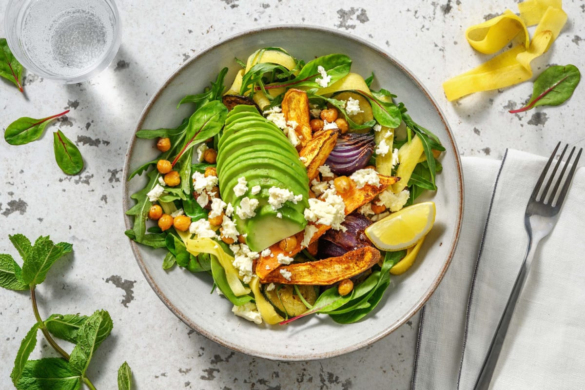 Zomerse bowl met avocado en zoete aardappel