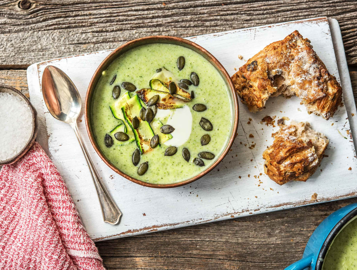 Broccoli-courgettesoep met volkoren olijvenbrood en courgettelinten