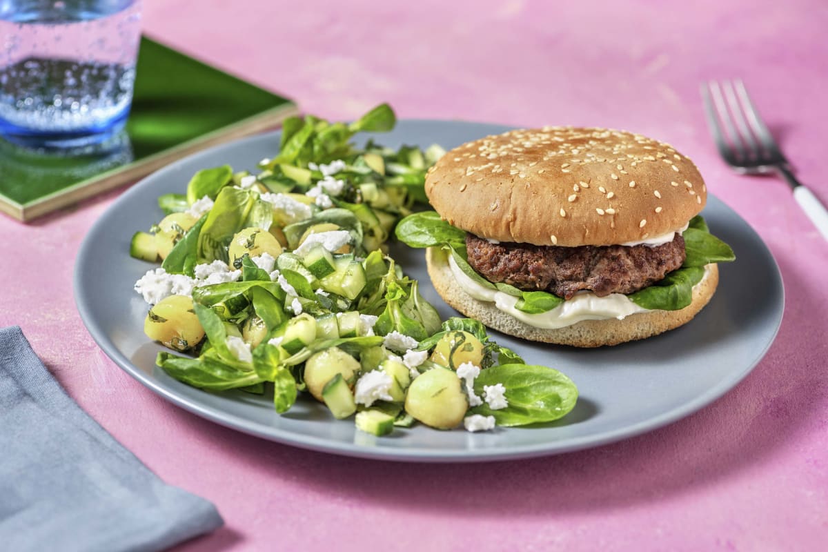 Broodje hamburger met zomerse meloensalade