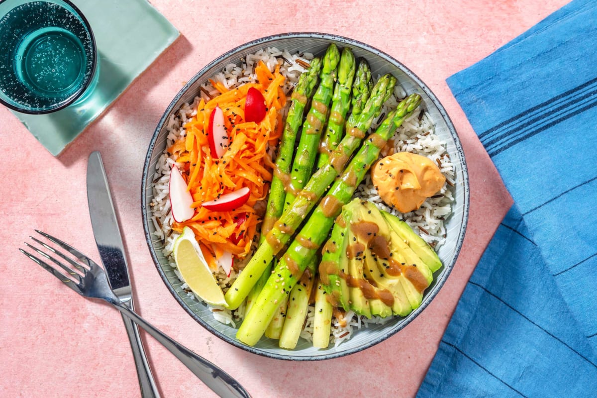 Bunte Asia Bowl mit Avocado & grünem Spargel