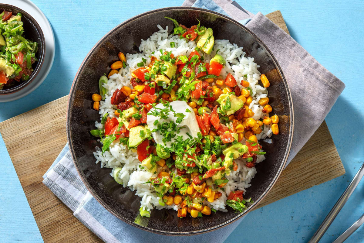 Bunte Burrito-Bowl mit Chorizo