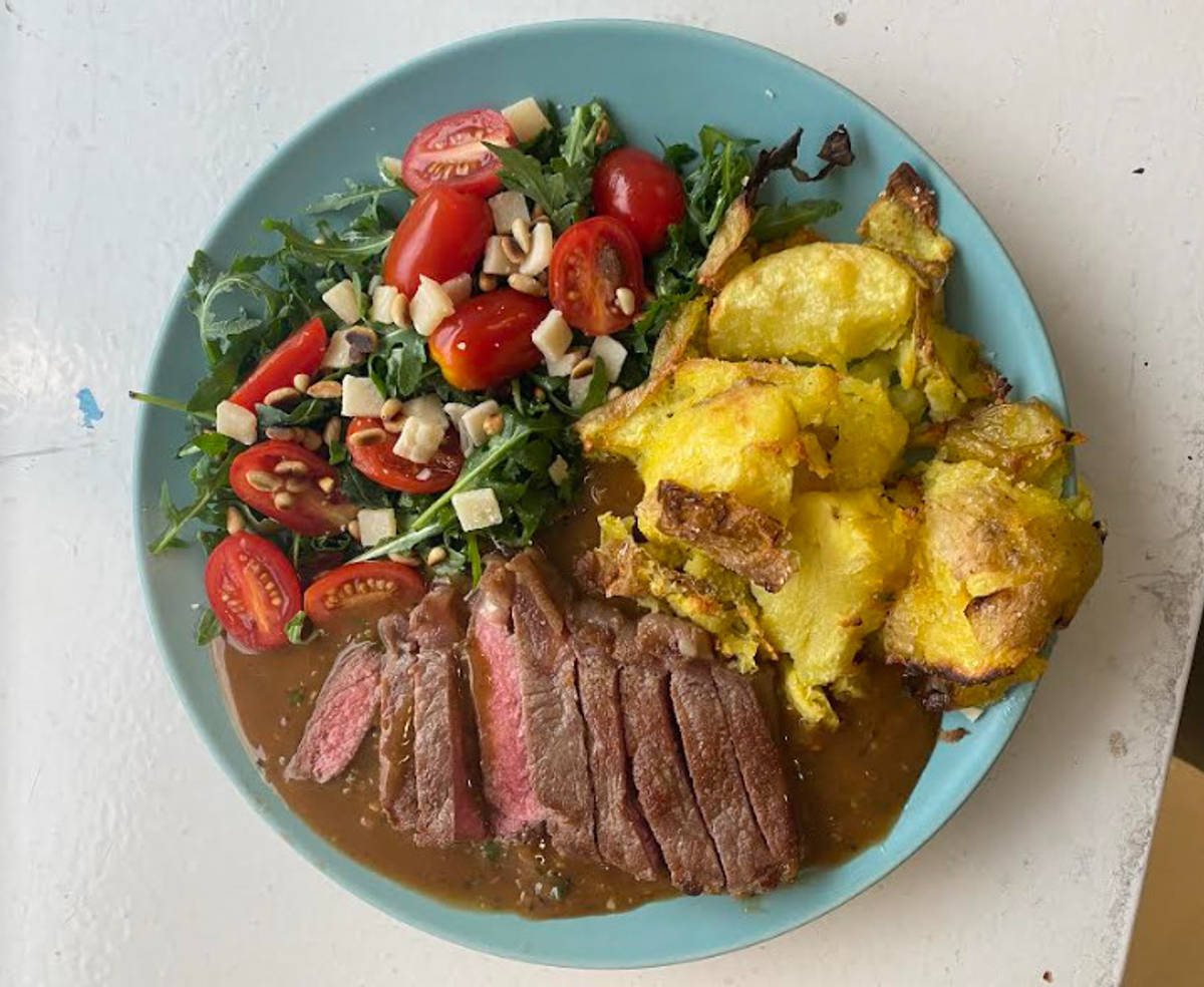 Seared steak with thyme and red wine jus sauce Recept HelloFresh