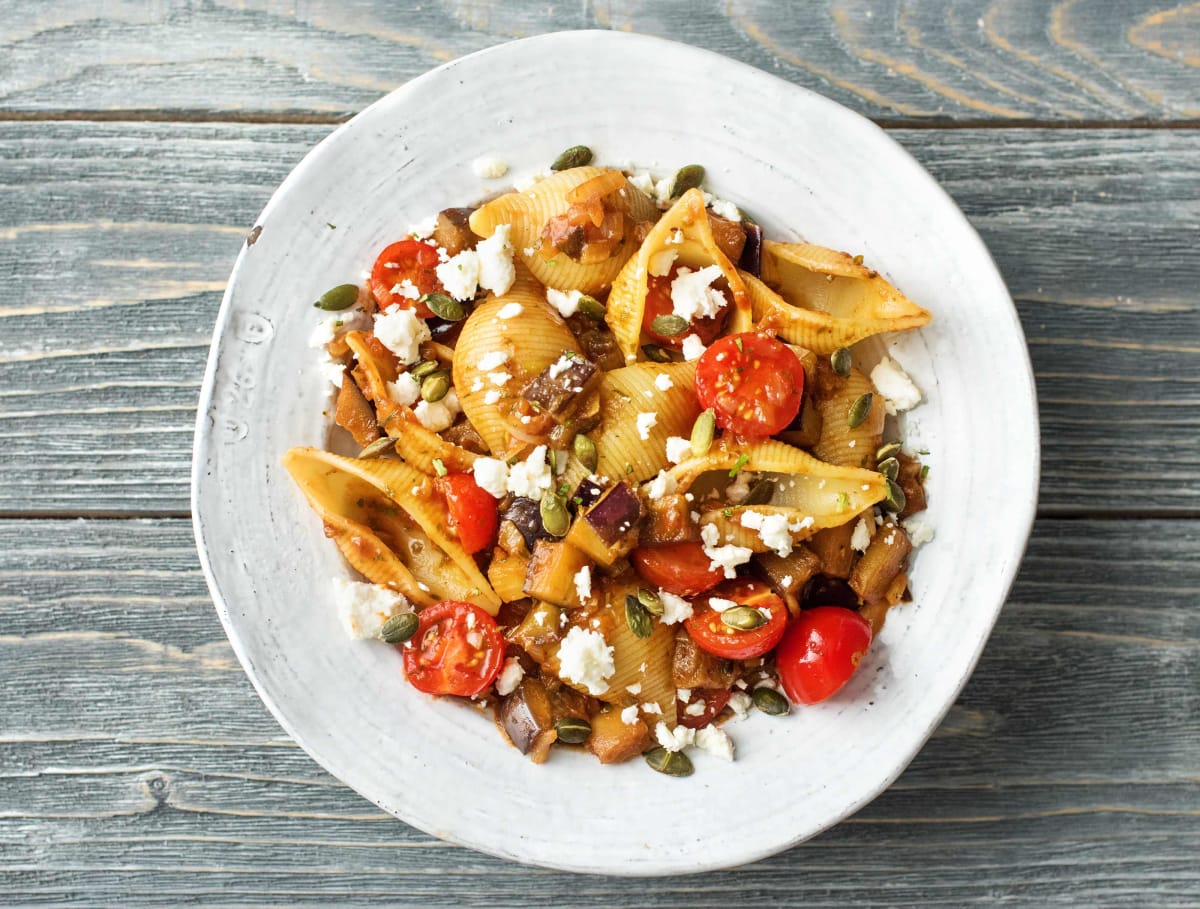 Conchigli met cherrytomatensaus, feta en pompoenpitten