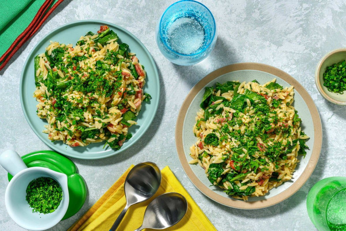 Cremiger Orzo mit Käse-Speck-Soße & Babyspinat