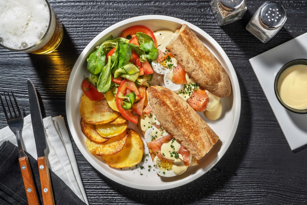 Demi-baguette met gerookte zalm en hollandaisesaus