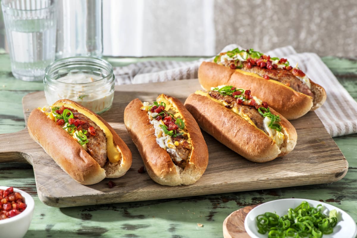 Deutsche Hotdogs mit Bratwurst und Bacon