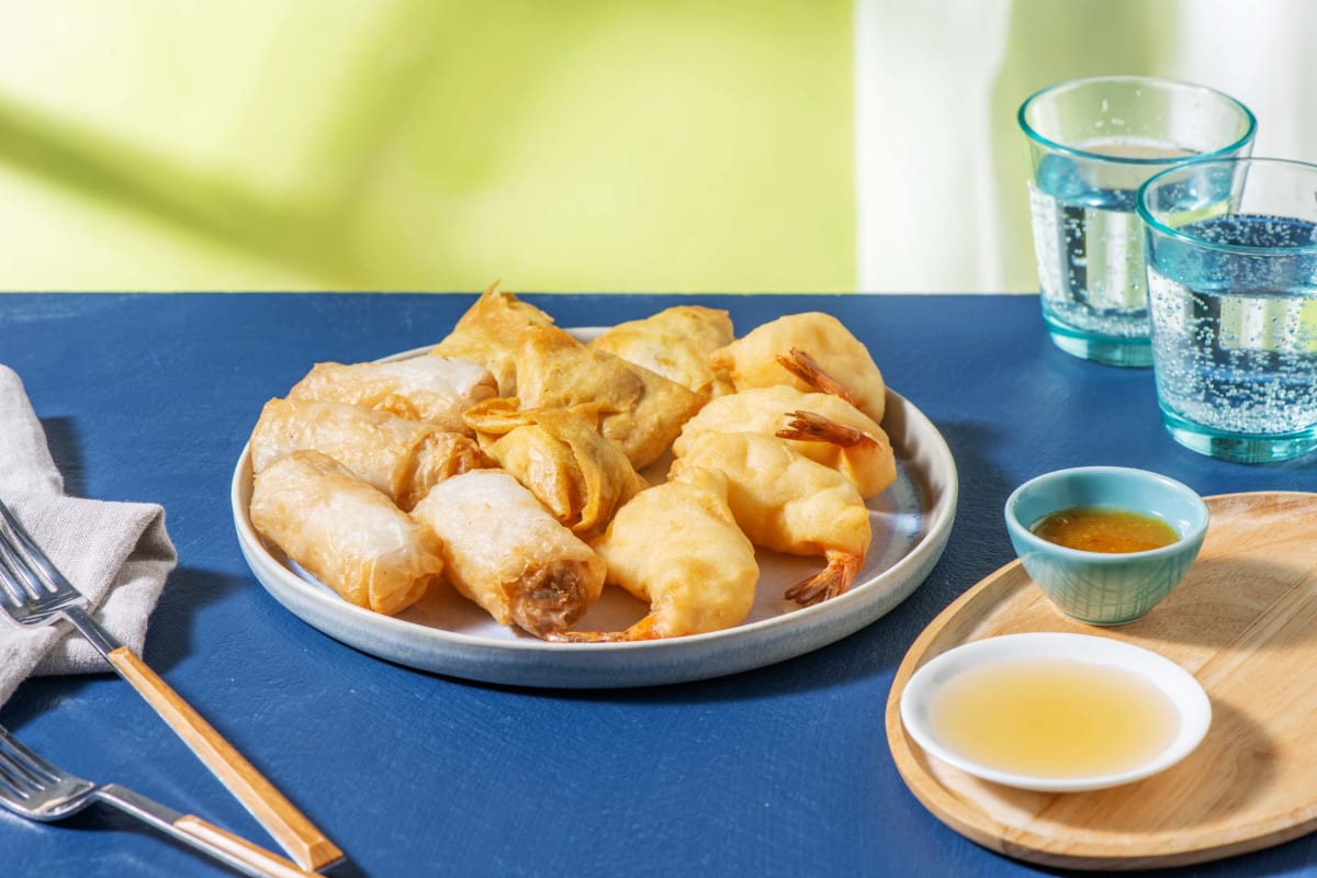 Farandole d'entrées croustillantes : Samossas de bœuf, beignets de crevettes & nems au porc