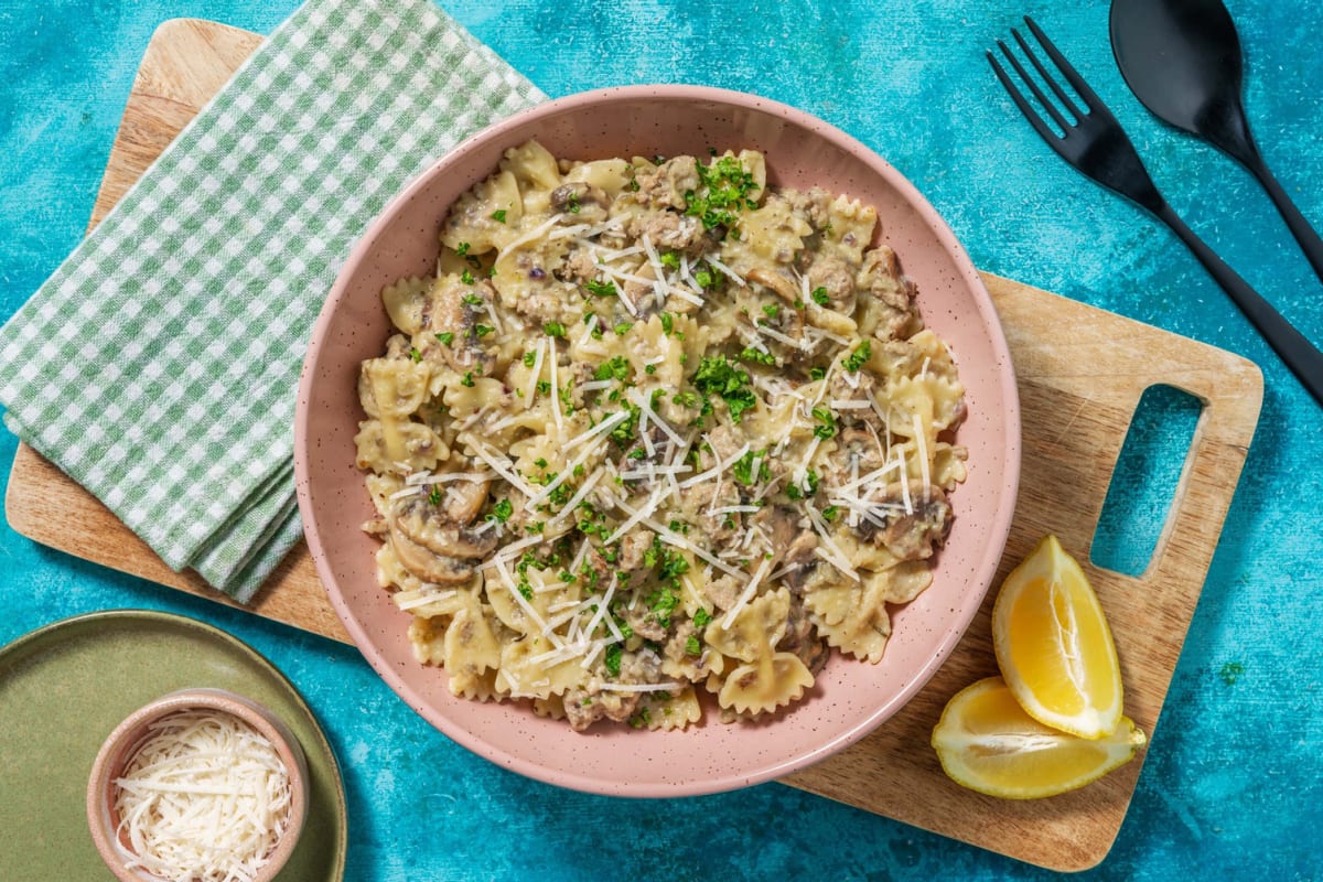 Farfalle au poulet haché en sauce crémeuse à l'aubergine