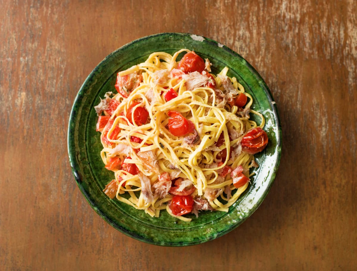 Fettuccine met warmgerookte makreel en cherrytomaten