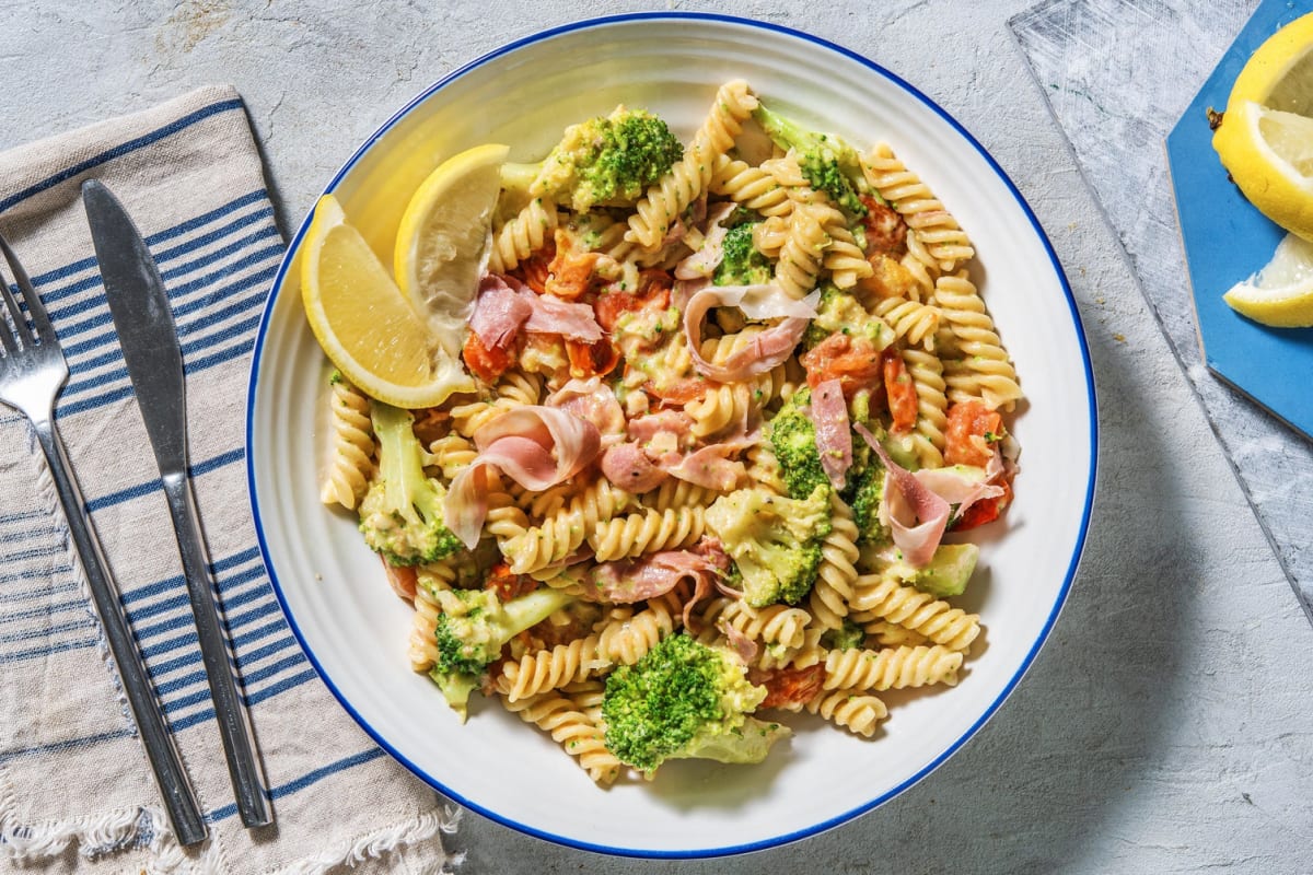 Fusilli in roomsaus met broccoli