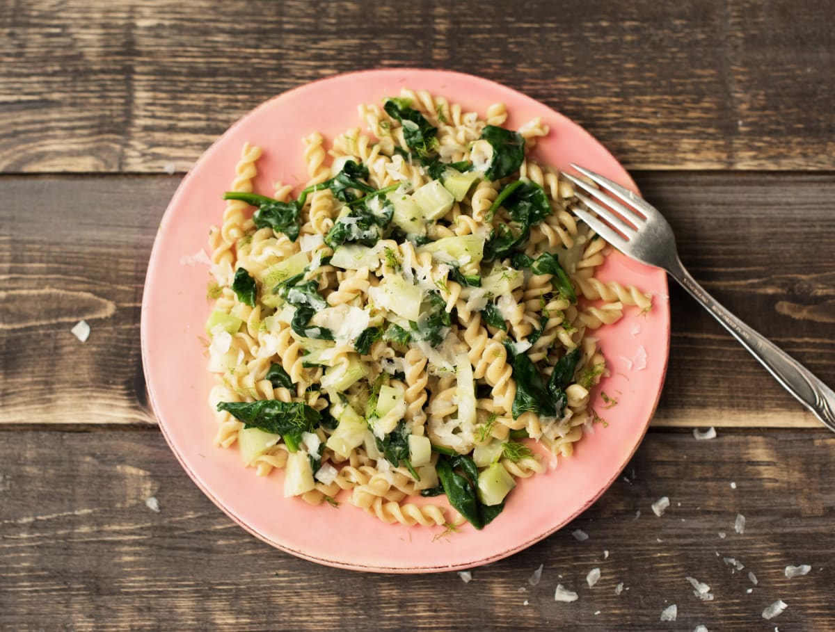 Fusilli integrale met kaassaus, spinazie en verse oregano