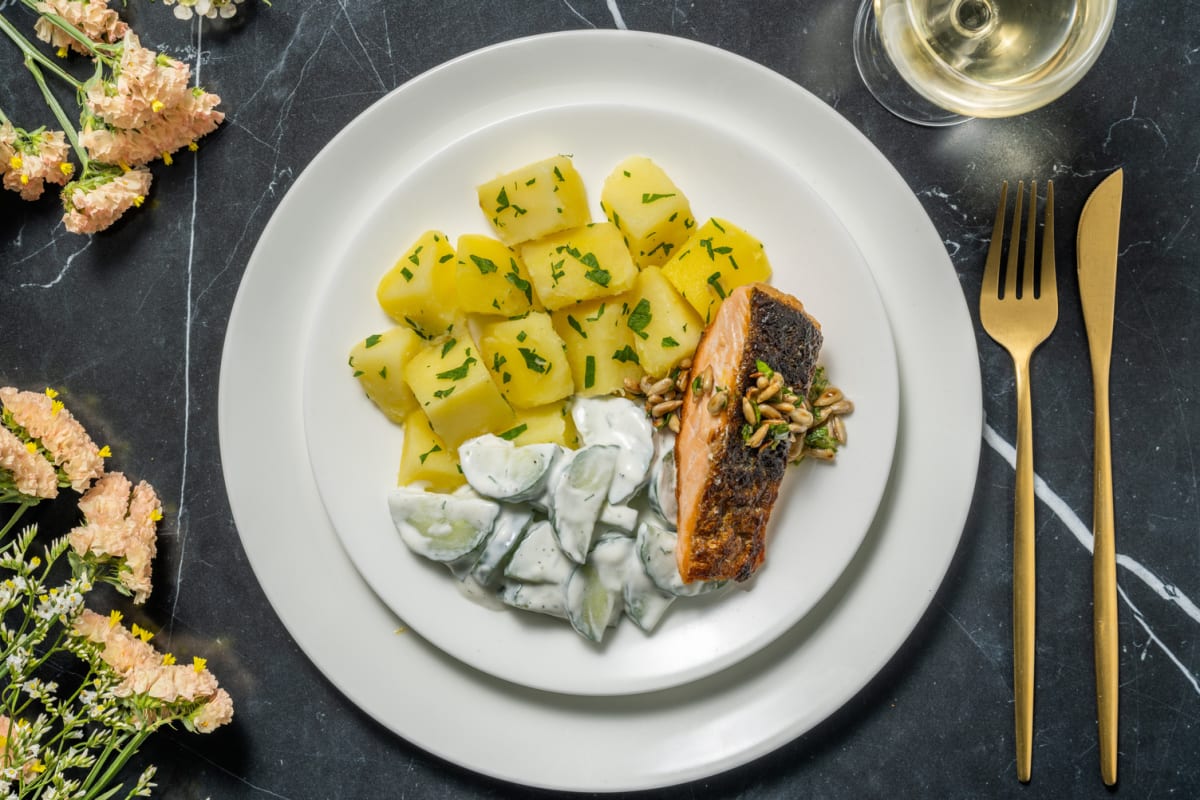 Gebratener Lachs mit cremigem Gurkensalat Rezept | HelloFresh